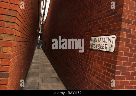 Die Parliament Street in Exeter, Großbritannien, geglaubt, schmalste Straße der Welt. Es ist 25' an der schmalsten Stelle Stockfoto