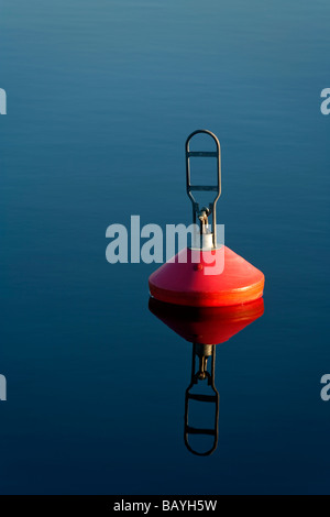 Rote Boje auf dem Wasser Stockfoto