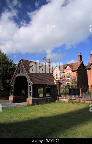 Lychgate bei St. Andrews Church, Ombersley, Worcestershire, England Stockfoto