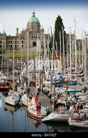 Segelschiffe in den Inner Harbour für die Swiftsure-Regatta in Victoria, BC, Kanada. Stockfoto