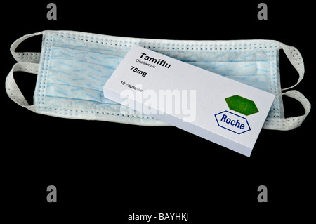 Box von Tamiflu (TM Roche) sitzt auf einem OP-Maske Stockfoto