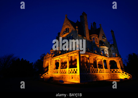 Craigdarroch Castle beleuchtet in der Nacht in Victoria, British Columbia, Kanada. Stockfoto