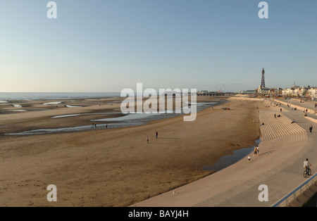 Blackpool Strand bei Ebbe mit dem Turm im Hintergrund und die neue Ufermauer Abwehr Süd Promenade entlang laufen Stockfoto