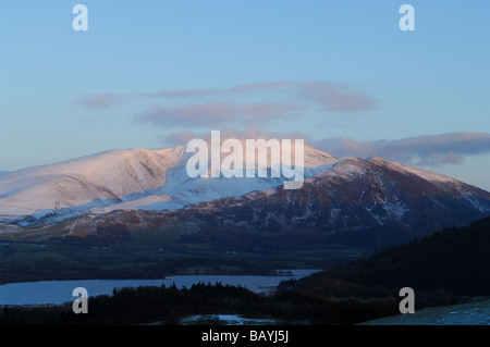 Schneebedeckte Skiddaw und Bassenthwaite Lake von Elva Hill im englischen Lake District. Von Elva Hill in Allerdale gesehen. Stockfoto