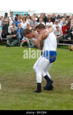 Cumberland Wrestling in Grasmere Sport ist eine traditionelle Country Sport in Cumbria. Stockfoto