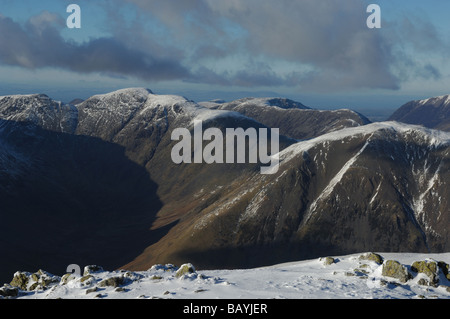 Schnee auf den Gipfeln der Säule und Kirk fiel im Lake District National Park von Scafell gesehen Stockfoto