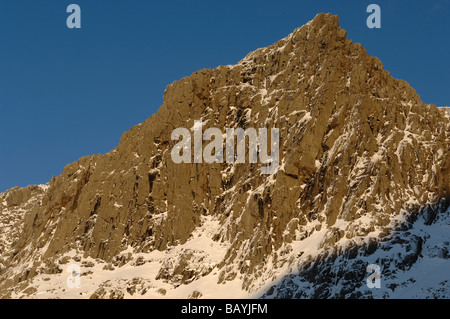 Eine schneebedeckte Pikes Crag Scafell Pike im Lake District im Abendlicht getaucht Stockfoto