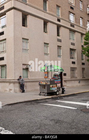 Hot Dog und Brezel Straßenhändler Wagen in New York USA 8. Mai 2009 Stockfoto