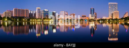 Die Skyline der Innenstadt Orlando Florida spiegelt sich in Lake Eola Stockfoto