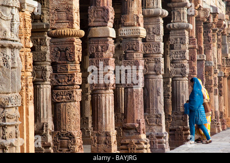 Hindu Spalten am Qutb Minar in Delhi Indien Stockfoto