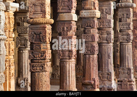 Hindu Spalten am Qutb Minar in Delhi Indien Stockfoto