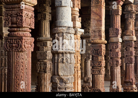 Hindu Spalten am Qutb Minar in Delhi Indien Stockfoto