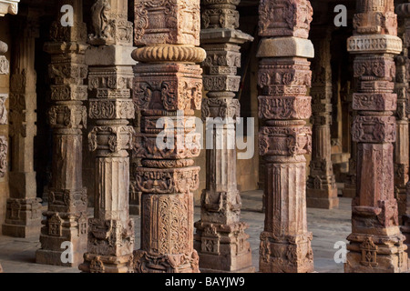 Hindu Spalten am Qutb Minar in Delhi Indien Stockfoto