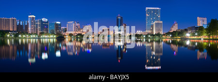 Die Skyline der Innenstadt Orlando Florida spiegelt sich in Lake Eola Stockfoto