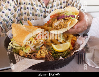 Eine Auster Po-Boy mit Pommes Frites.  Traditionell serviert in Louisiana, Mississippi und Florida. Stockfoto