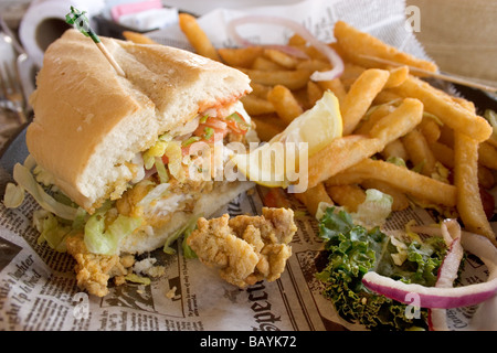 Eine Auster Po-Boy mit Pommes Frites.  Traditionell serviert in Louisiana, Mississippi und Florida. Stockfoto