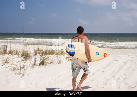 Unterwegs zum Surfen in Pensacola Beach, Florida. Stockfoto