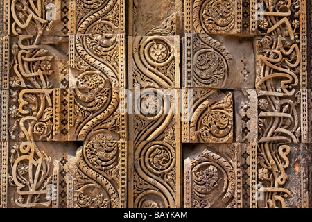 Stein gehauen auf der Qutb Minar-Komplex in Delhi Indien Stockfoto