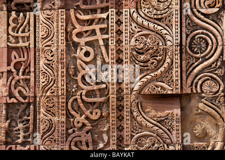 Stein gehauen auf der Qutb Minar-Komplex in Delhi Indien Stockfoto