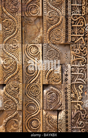 Stein gehauen auf der Qutb Minar-Komplex in Delhi Indien Stockfoto