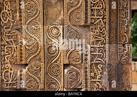 Stein gehauen auf der Qutb Minar-Komplex in Delhi Indien Stockfoto