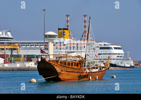 Muscat Oman Dhow vor Anker im Hafen von Muttrah Costa Classica Kreuzfahrt Der Schiffstourismus-Linienschiff dockte in Port Sultan Qaboos im Golf an Oman, Naher Osten, Asien Stockfoto