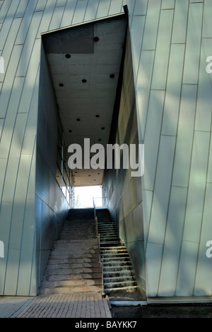 Das Treppenhaus und der Wasserfall durch den Bau der modernen Kunstmuseum Kiasma. Helsinki, Finnland, Skandinavien, Europa. Stockfoto