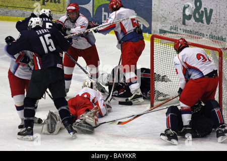 Kämpfen Sie in einem U18 Eishockey Spiel zwischen den USA und Russland. U.S. Nr. 15 ist Drew Ufer. Stockfoto