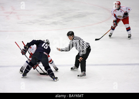 Face-off zwischen uns keine 15 Drew Ufer und Russisch Nr. 8 Alexander Burmistrov in einem U18 Eishockey Spiel zwischen den USA und Russland. Stockfoto