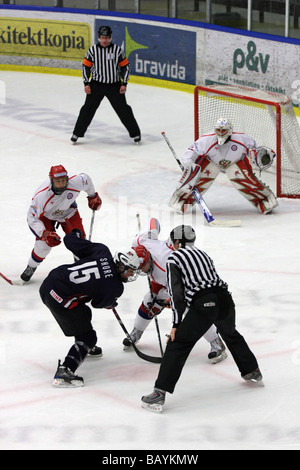 Face-off in einem U18 Eishockey Spiel zwischen den USA und Russland. U.S. Nr. 15 ist Drew Ufer. Stockfoto