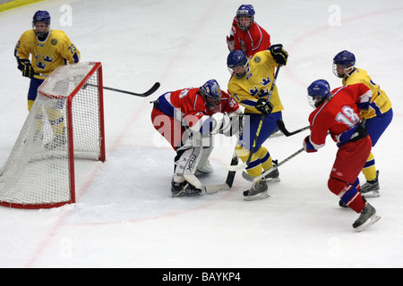 Schwedischer Spieler keine 17 Carl Klingberg in der Mitte gegen das Tschechische Goalie Marec Mazanec in einem U18 Eishockey Turnier. Stockfoto