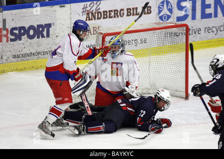 US-Spieler Nr. 22 Chris McCarthy auf dem Eis liegen. Der Tschechische Torwart ist keine 1 Petr Mrázek. Stockfoto