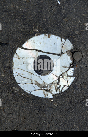 eine alte beschädigte cd Compcat Disk auf Fahrbahn Stockfoto