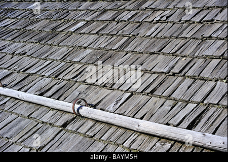 Traditionell Ziegeldach in der Schweiz, mit hölzernen schüttelt als Dachziegel. Holz ist entweder Kiefer oder Zeder Stockfoto