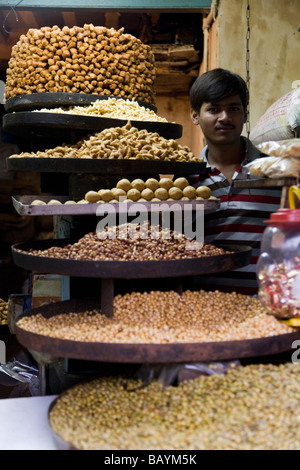 Kleinen Laden mit indischen Snacks (Nüssen etc.) in Shimla. Himachal Pradesh. Indien. Stockfoto