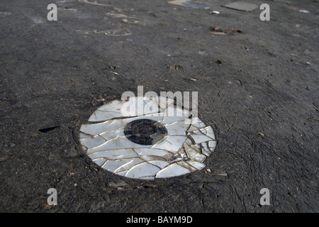 eine alte beschädigte cd Compcat Disk auf Fahrbahn Stockfoto