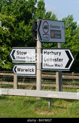Verkehrszeichen auf Fosse Way, Warwickshire, England, UK Stockfoto