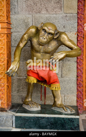 Statuen von Affen – in Metall – an der Seite der Jakhu Temple (Affentempel). Shimla. Himachal Pradesh. Indien. Stockfoto