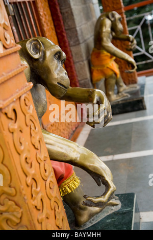 Statuen von Affen – in Metall – an der Seite der Jakhu Temple (Affentempel). Shimla. Himachal Pradesh. Indien. Stockfoto