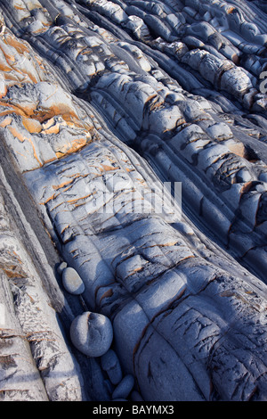 Gesteinsschichten auf den Meeresklippen im Sandymouth Bay in North Cornwall England November 2008 Stockfoto