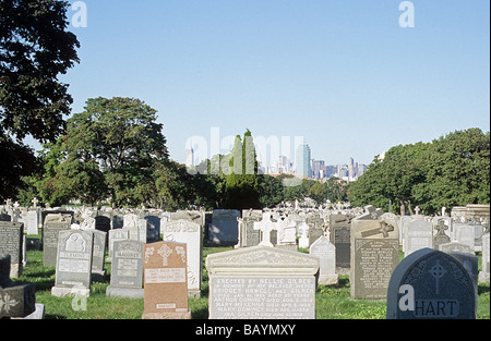 New York, New Calvary Cemetery, Queens, mit Empire State building im Hintergrund Stockfoto