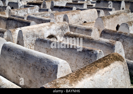 Reihen und die Reihen der Gräber, viele unmarkierte, am jüdischen Friedhof - Cimetière Juif - am Rand der Jüdischen Viertel Mellah, Fes Stockfoto