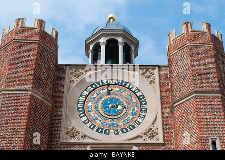 Die Tudor astrologische Uhr oberhalb Anne Boleyns Tores in Hampton Court Palace Stockfoto