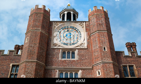 Die Tudor astrologische Uhr oberhalb Anne Boleyns Tores in Hampton Court Palace Stockfoto