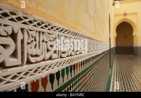 Detail der Stuck & Zellij eigelegten im Innenhof das Mausoleum von Moulay Ismail, Meknes, Nord Marokko, Nordafrika Stockfoto