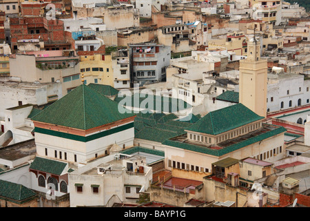 Draufsicht auf das grüne Dach des Moulay Idriss Zawiya & umliegenden Gebäuden der Heiligen Stadt in der Nähe von Meknès, Marokko, Nordafrika Stockfoto