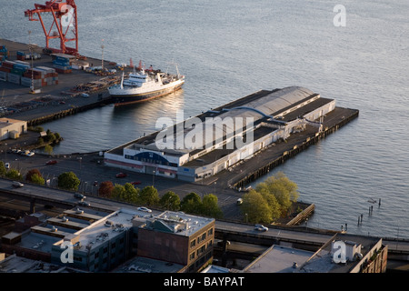 Luftaufnahme von Pier 48 Seattle bei Sonnenuntergang Looking East über Elliot Bay Stockfoto