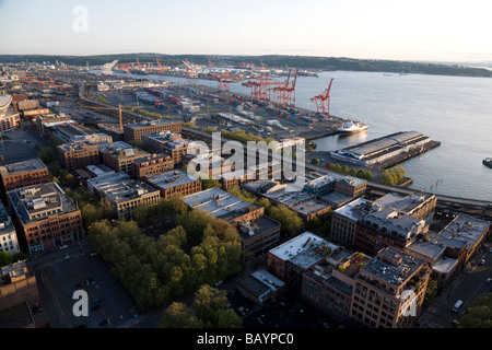 Luftaufnahme von dem Hafen von Seattle und der Central Business District Seattle Washington bei Sonnenuntergang Stockfoto