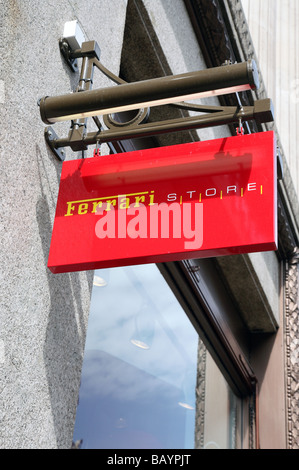 Melden Sie sich außerhalb der Ferrari-Store in der Regent Street, London Stockfoto