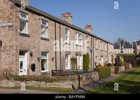 Reihe von Reihenhäusern in ruhigen Straße in kleinen historischen nördlichen Stadt Corbridge Northumberland England UK England Stockfoto